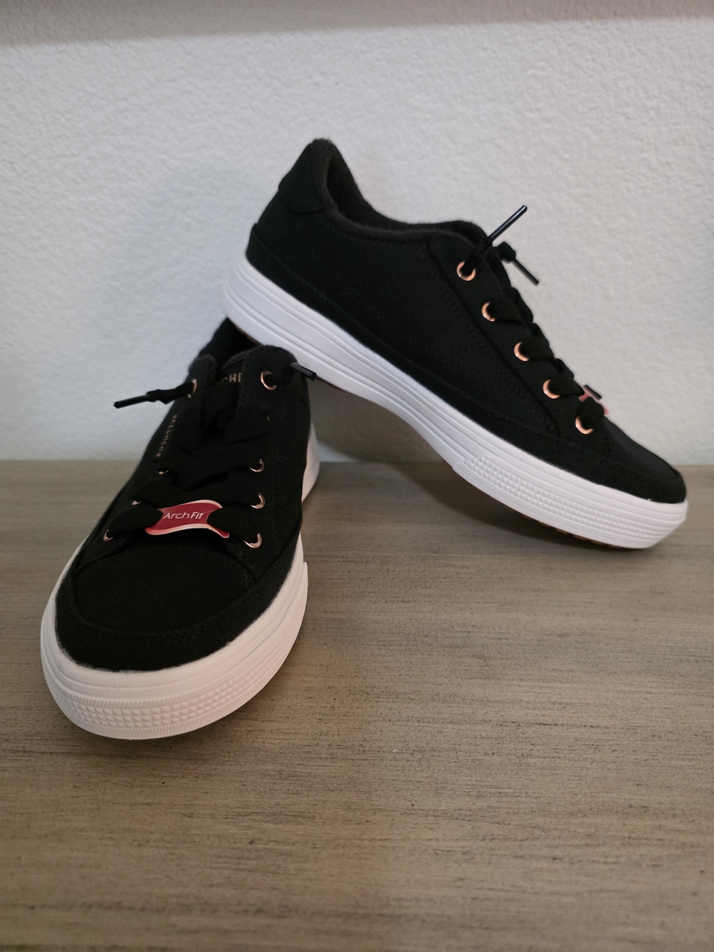 WOMEN'S Skechers Black Low Top Sneakers SIZE 6